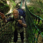 Abenteuer auf wackeligem Weg: Für Eckhard lassen wir die Brücke extra schwingen