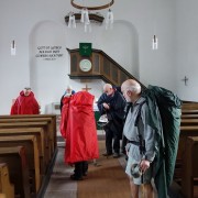 Wir Wanderer in der Kirche von Gottestreu. Die Inschrift neben der Kanzel lautet: „Gott ist getreu – der Euch ruft – wird’s auch tun“