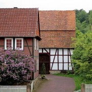 Fachwerkgebäude mit roten oder weißen Fül-lungen in dem Hugenottendorf Leckringhausen