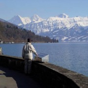 Thuner See mit Mönch, Eiger und Jungfrau in strahlendem Weiß