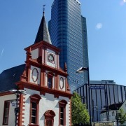 Die französisch-reformierte Kirche vor dem City-Tower in Offenbach