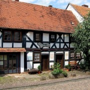 Das am Wege liegende Daniel-Martin-Haus in Schwabendorf im hessischen Burgwald stellt die Geschichte der Glaubensflüchtlinge umfassend dar.