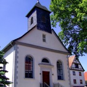 Waldenserkirche in Gottstreu am Reinhardswald. Kleine schlichte Kirchen am Weg erinnern an den reformierten Glauben der Flüchtlinge