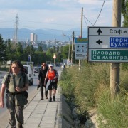 Wie das Straßenschild beweist: Hinter uns liegt Sofia, links geht‘s zum Endziel des E4 in Bulagiern: Kulata
