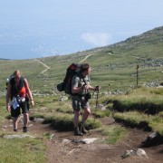 Die höchste Erhebung der ersten Tour, der Cernie Vrah, ist gleich geschafft. Im Hintergrund lässt sich die bulgarische Hauptstadt zu den Füßen des Vitoscha- Gebirges erahnen