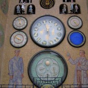 Die Uhr mit Glockenspiel am Rathaus