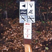 Markierungsbaum im Föderalismus: HWW 13 (Vulkanweg), Eifel – Ardennen – Pfad, Maas – Rhein – Weg, HWW 2 (Karl – Kaufmann – Weg) und diverse örtliche Wege
