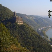 Ein romantischer Anblick: Burg Maus am Rheinsteig