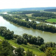 Donaulandschaft mit Fluss und Kanal