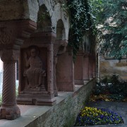 Lusamgärtchen mit Grabmal für Walther von der Vogelweide