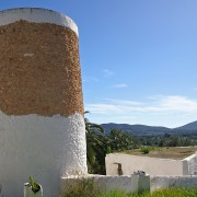 Ein Wehrturm in Sant Llorenc de Balafia