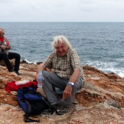 Wegbeschreiber Hans Losse bei einer Rast auf den Küstenfelsen vor dem Puig de Bai