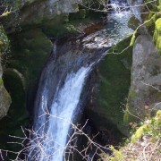 Beeindruckender Wasserfall in der Schlucht