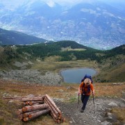 Oberhalb des Lago di Chamole. Unten im Tal liegt Aosta