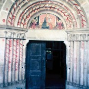 Portal der romanischen Kirche in Elva