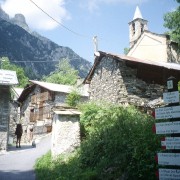 Dorf Carnino Superiore mit Wegweiser
