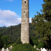 Glendalough: Roundtower mit keltischen Grabkreuzen