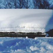 Im Schnee kaum zu erahnen - einfache Blockhaus-Unterkunft