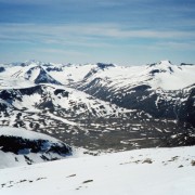 Galdhoppigen 2469 m (rechts), höchster Berg von Norwegen, Ostseite.