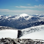 Glittertinden 2465 m (Mitte), zweit höchster Berg von Norwegen, Westseite.