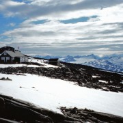 Der Gipfel Fannaraken (2068 m) mit Hütte