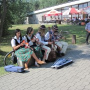 Junge Leute in Goralentracht am Ufer des Dunajetzt