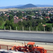 Eine neue Autobahn bei Malý Šariš zerschneidet den E3 und E8