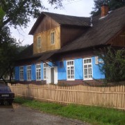 Ein Haus in einer Karpaten-Kleinstadt; wir denken fälschlicherweise sofort an Rußland