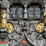 Über einem Portal der Basilika des Heiligen Blutes am Burgplatz in Brügge