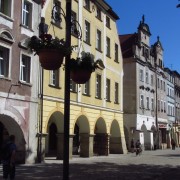 Der Weg führt wunderbar ausgeschildert durch die hübsche Altstadt von Kamienna Gora.