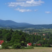 Blick zurück über Kamienna Gora aufs Riesengebirge.