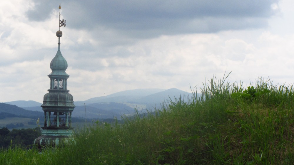 Der Rathausturm von Klodzko vorm Eulengebirge, wo sich der EB entlangschlängelt.