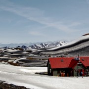 Hrafntinnusker-Hütte mit Blick zum Myrdalsjökull