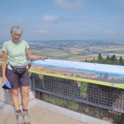 Evelyn Diem auf dem Eisenbergturm und ein Blick auf Korbach
