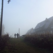 Schnell verschwindet das Häuschen am wald im Nebel ...