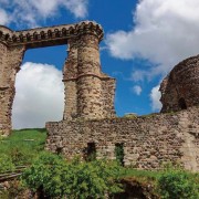 Interesse für die Geschichte wecken die mächtigen Burgruinen von Allègre