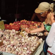 Wochenmarkt in Annecy (Knoblauch soll auch essbar sein)